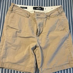 Hollister flat front 7” khaki short